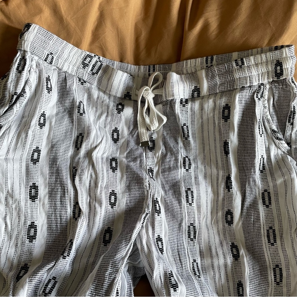 STYLE & CO Black & White Beach Linen Rayon Blend Lightweight Cropped Capri Pants - Picture 3 of 10